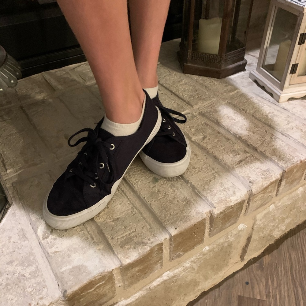 Cute navy sneakers💙